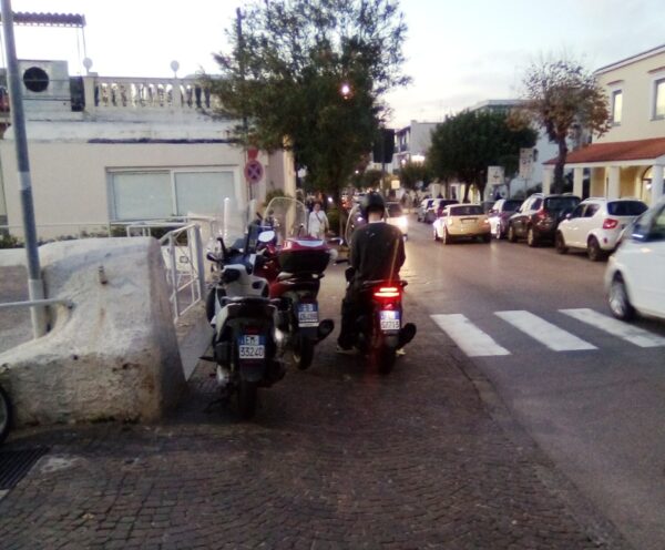 Ischia: il marciapiede delle motociclette